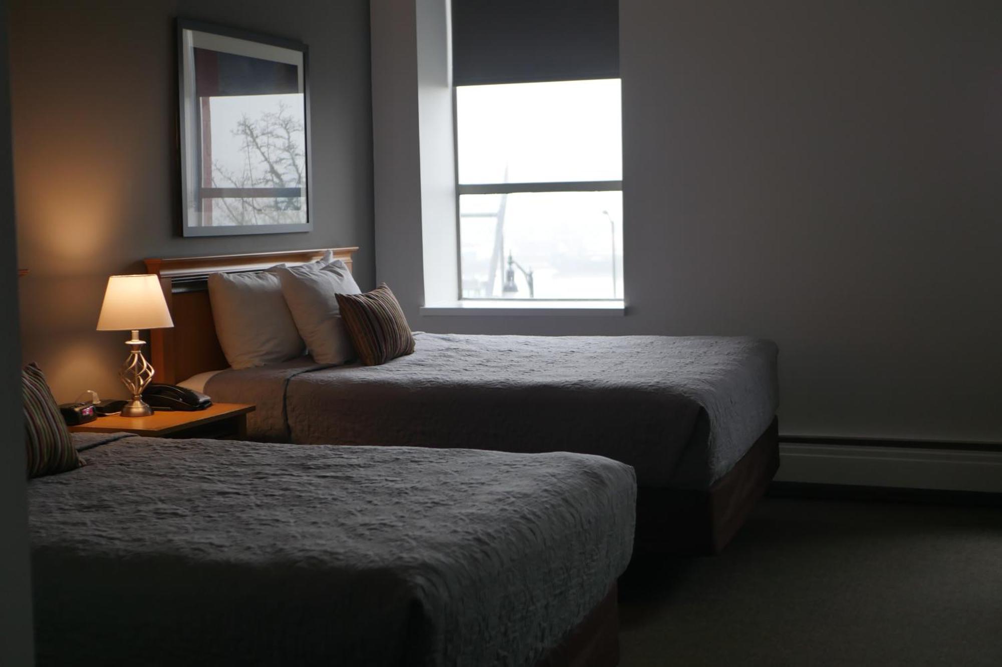 The Met Hotel New Westminster Exterior photo