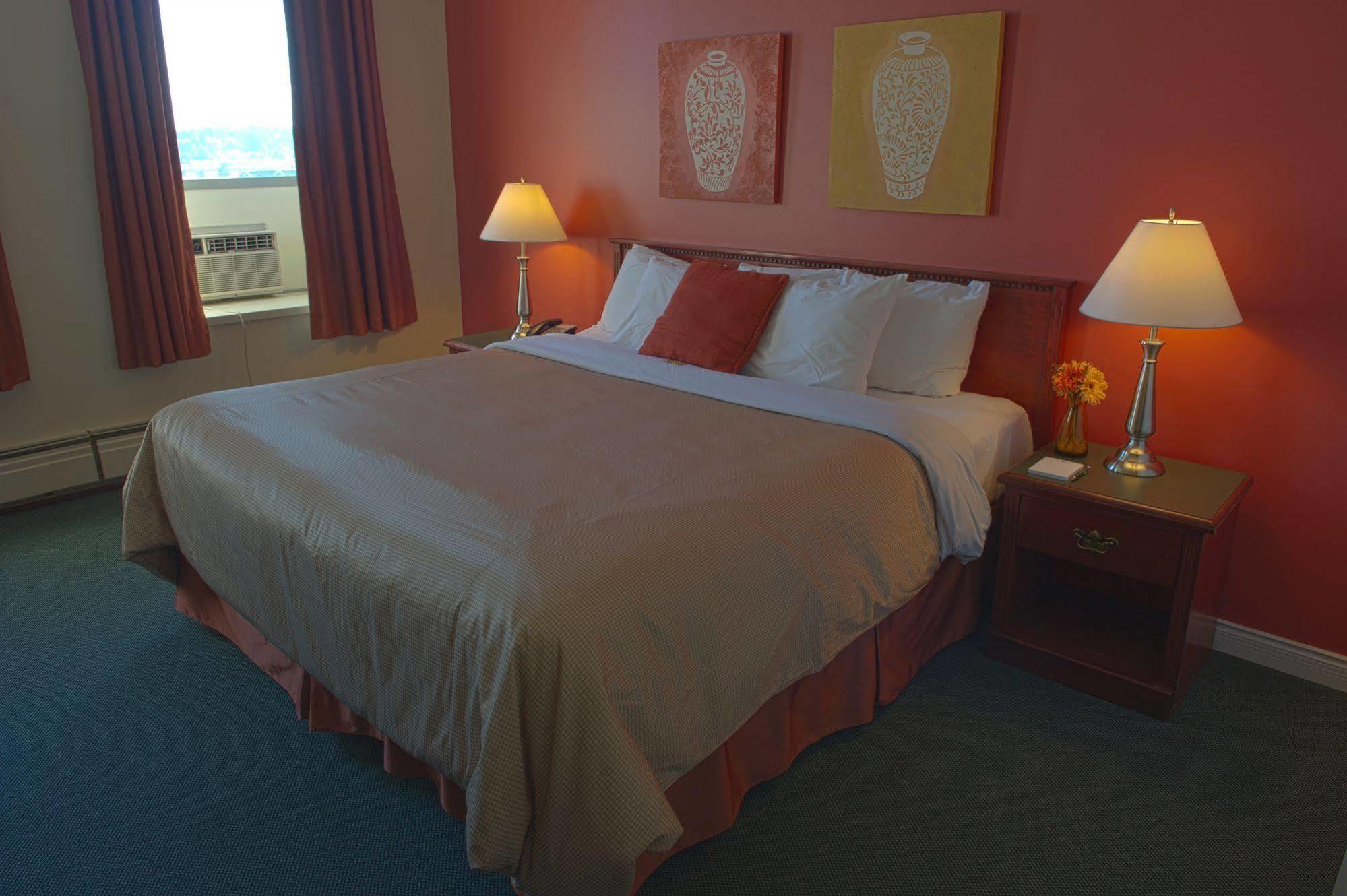 The Met Hotel New Westminster Room photo